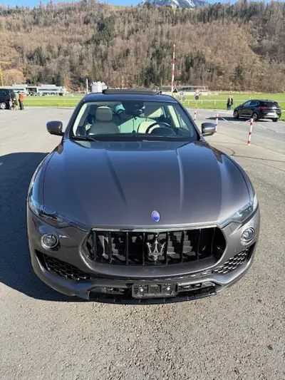 Maserati Levante 430 ch — SUV luxe sportif, attelage amovible rare, révision à jour — vista esterna