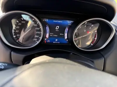 Maserati Levante 430 ch — SUV luxe sportif, attelage amovible rare, révision à jour — Miniatura 8