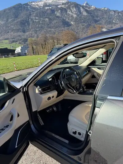 Maserati Levante 430 ch — SUV luxe sportif, attelage amovible rare, révision à jour — Miniatura 11