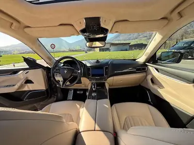 Maserati Levante 430 ch — SUV luxe sportif, attelage amovible rare, révision à jour — Miniatura 10