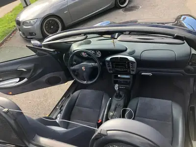 Porsche Boxster S 260 ch — Cabriolet sportif manuel, sièges Alcantara chauffants — Detail