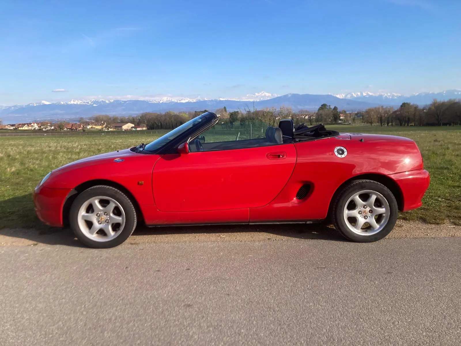 MG MGF 1999 — Roadster British rétro, moteur 1.8L dynamique, rouge éclatant