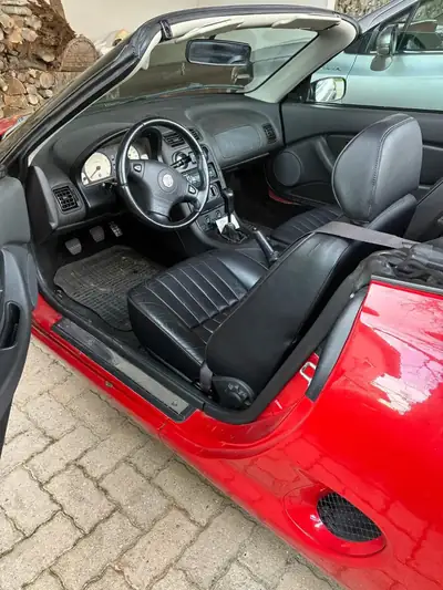 MG MGF 1999 — Roadster British rétro, moteur 1.8L dynamique, rouge éclatant — détail