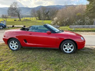 MG MGF 1999 — Roadster British rétro, moteur 1.8L dynamique, rouge éclatant — intérieur