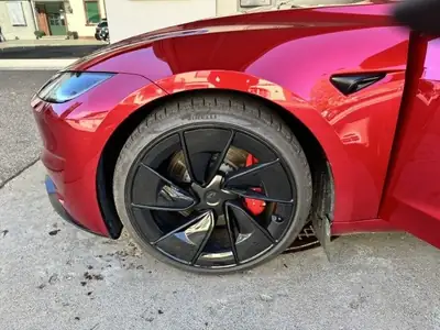 Tesla Model 3 2024 — Électrique performante, 13 000 km seulement — intérieur
