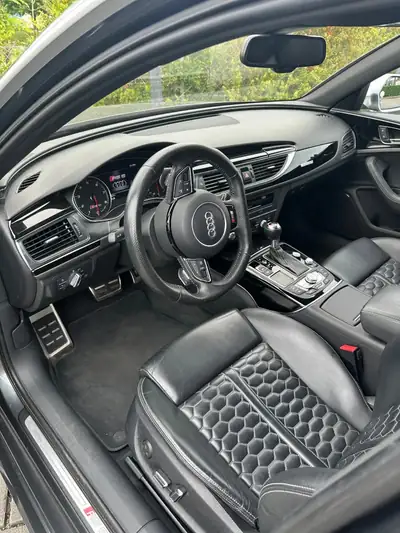 Audi RS6 Avant 560 ch — Break sportif d'exception, freins neufs et révision AMAG à jour — interni