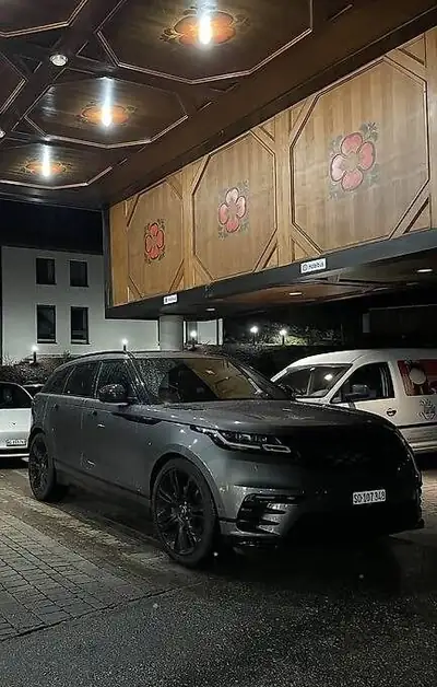 Land Rover Range Rover Velar D300 — SUV premium diesel, entretien officiel complet — arrière