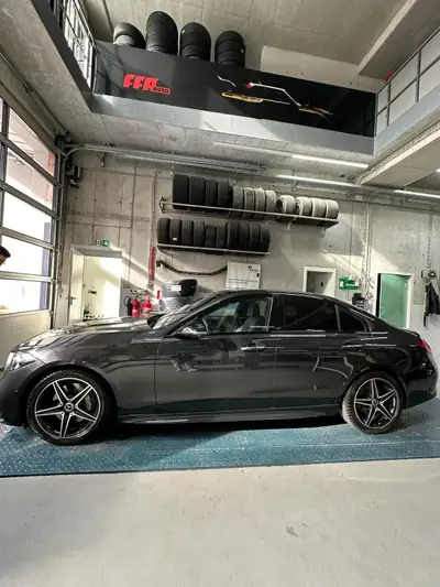 Mercedes-Benz Classe C 220 Diesel — Berline élégante avec technologie hybride mild-hybrid — côté