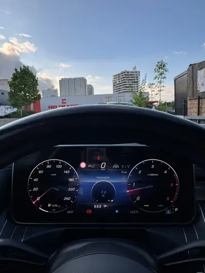 Mercedes-Benz Classe C 220 Diesel — Berline élégante avec technologie hybride mild-hybrid — Miniature 9
