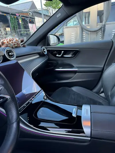Mercedes-Benz Classe C 220 Diesel — Berline élégante avec technologie hybride mild-hybrid — Miniature 10