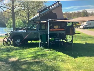 Land Rover Defender 110 TD4 Puma — 4x4 aménagé camping, prêt à l'aventure — fianco