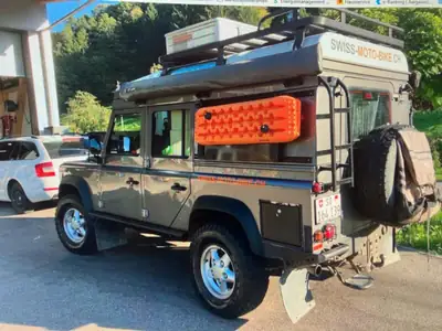 Land Rover Defender 110 TD4 Puma — 4x4 aménagé camping, prêt à l'aventure — vista esterna
