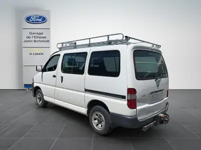 Toyota HI-ACE 2013 — Utilitaire polyvalent diesel 4x4, 78 000 km — side view