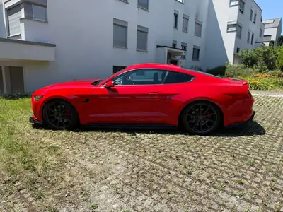Ford Mustang Coupé 2017 — Muscle car américain 421 ch, état impeccable — côté