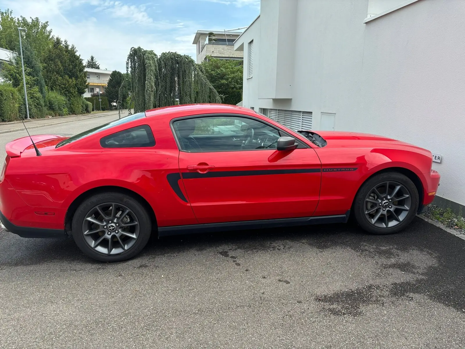 Ford Mustang Coupé 2010 — Muscle car légendaire, moteur V8 309 ch — vue extérieure