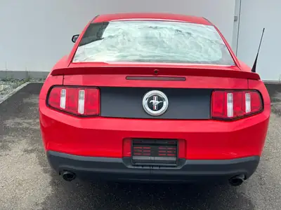 Ford Mustang Coupé 2010 — Muscle car légendaire, moteur V8 309 ch — arrière
