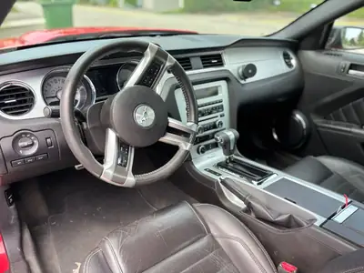 Ford Mustang Coupé 2010 — Muscle car légendaire, moteur V8 309 ch — intérieur