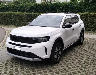 Opel Frontera 2026 — SUV 7 places hybride léger, très bas kilométrage — intérieur