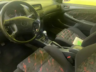 Toyota Corolla 1999 — Berline compacte fiable, révisée et contrôle technique à jour — interni
