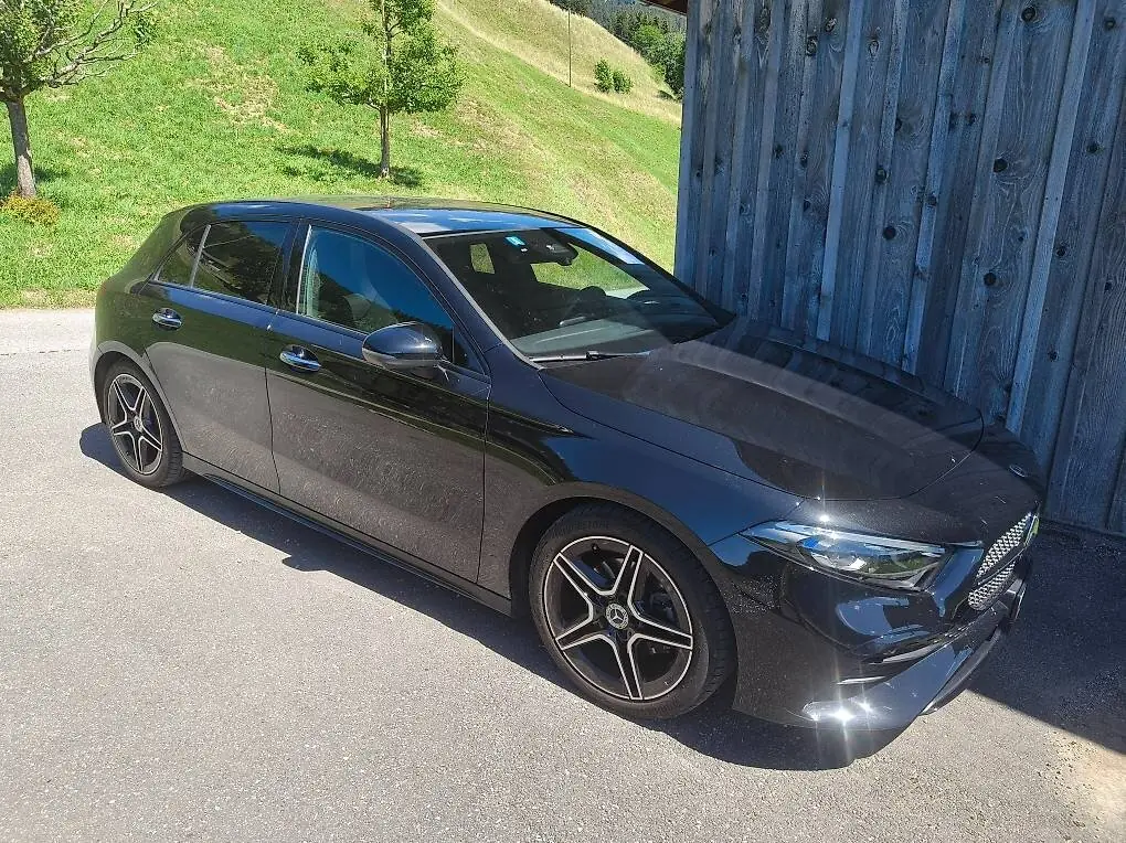 Mercedes-Benz Classe A 200 — Berline compacte premium avec AMG-Line et panoramique — Außenansicht