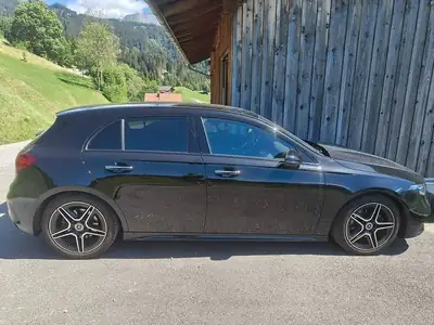 Mercedes-Benz Classe A 200 — Berline compacte premium avec AMG-Line et panoramique — Seitenansicht