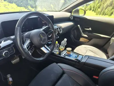 Mercedes-Benz Classe A 200 — Berline compacte premium avec AMG-Line et panoramique — Innenraum