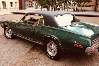 Ford Mercury Cougar 1968 — Muscle Car américain légendaire, restauration d'époque — vista posteriore