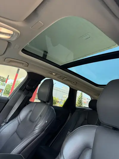 Volvo XC60 Hybrid — SUV premium 310 ch, transmission intégrale, peu kilométré — cruscotto