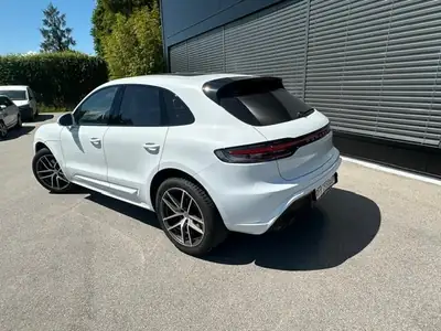 Porsche Macan 2024 — SUV sportif 265 ch, transmission intégrale, blanc immaculé — vista posteriore