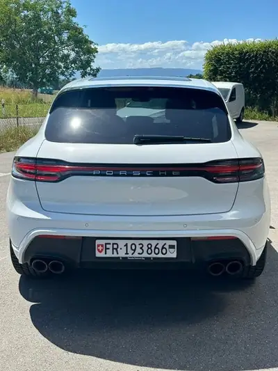 Porsche Macan 2024 — SUV sportif 265 ch, transmission intégrale, blanc immaculé — interni