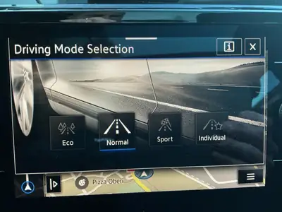 VW Touran 2025 — Monospace 7 places avec toit panoramique et assistances intelligentes — Miniature 16