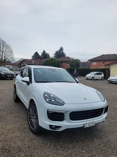 Porsche Cayenne 416 ch — SUV premium all-terrain, 46'000 km seulement — vista esterna