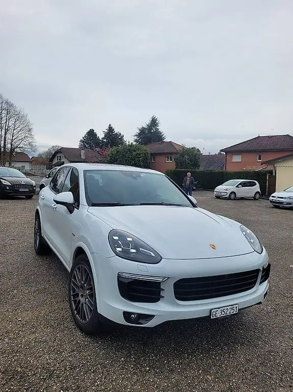 Porsche Cayenne 416 ch — SUV premium all-terrain, 46'000 km seulement — vista esterna