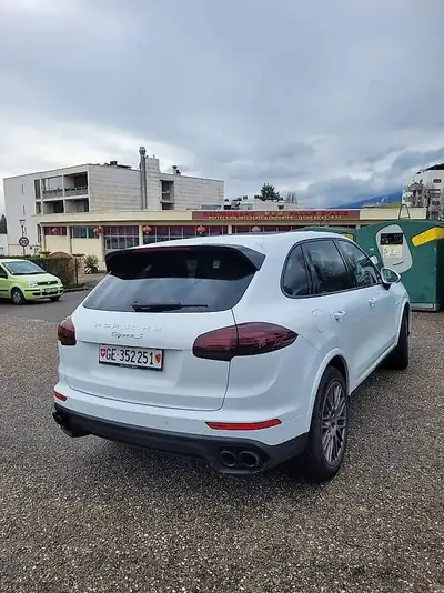 Porsche Cayenne 416 ch — SUV premium all-terrain, 46'000 km seulement — vista posteriore