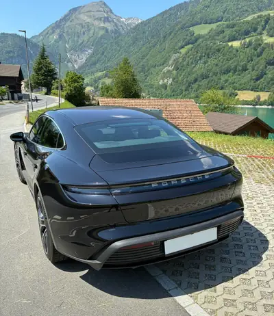 Porsche Taycan 4S — Électrique haute performance, batterie neuve garantie 8 ans — côté