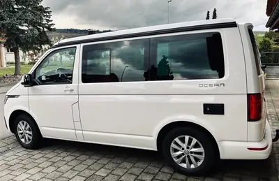 VW California — Camping-car aménagé 4 places, cuisine et douche extérieure — arrière
