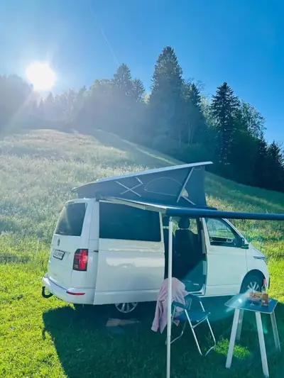 VW California — Camping-car aménagé 4 places, cuisine et douche extérieure — côté