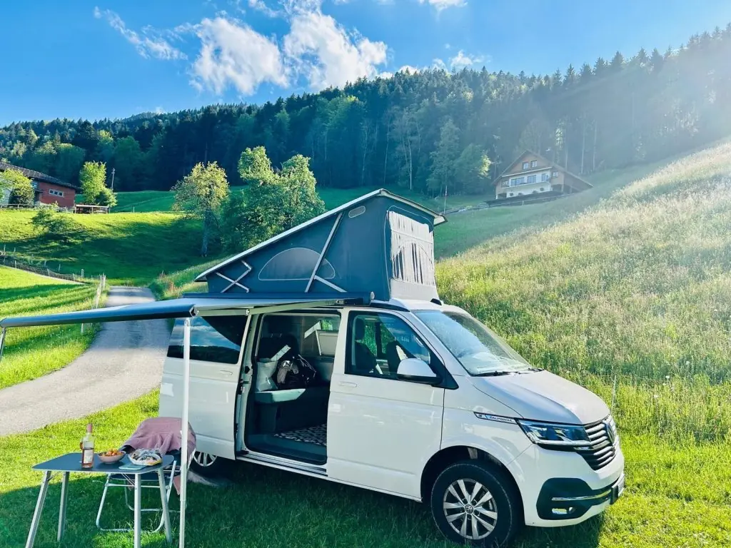VW California — Camping-car aménagé 4 places, cuisine et douche extérieure — vue extérieure
