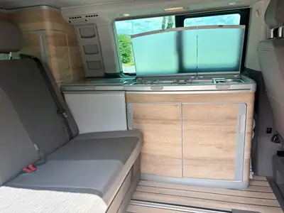 VW California — Camping-car aménagé 4 places, cuisine et douche extérieure — détail