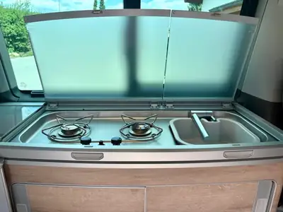 VW California — Camping-car aménagé 4 places, cuisine et douche extérieure — Miniature 8