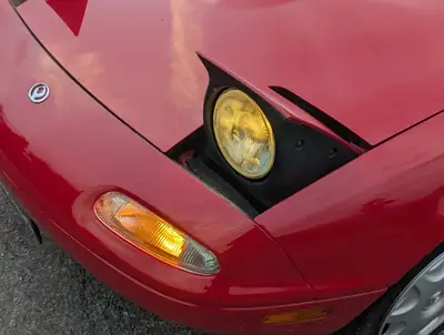 Mazda MX-5 1995 — Roadster culte rouge, mécanique fiable et distribution récente — arrière