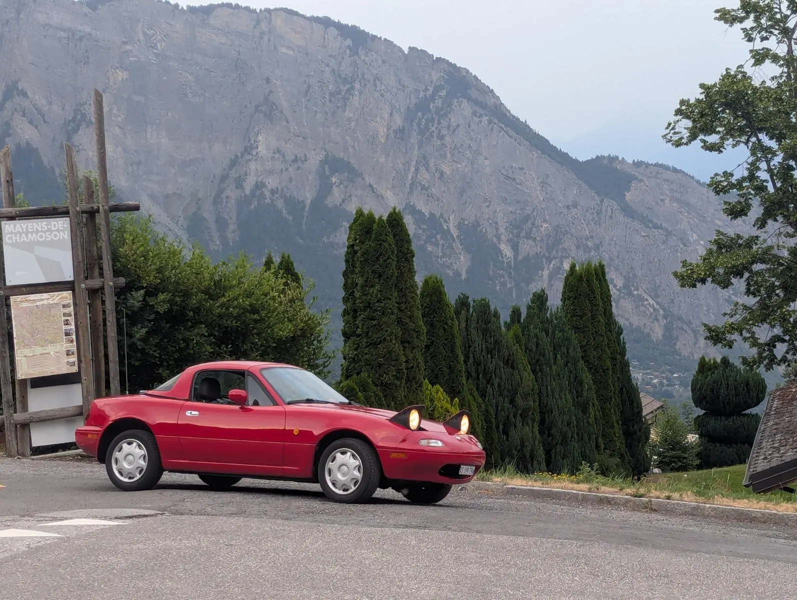 Mazda MX-5 1995 — Roadster culte rouge, mécanique fiable et distribution récente — vue extérieure