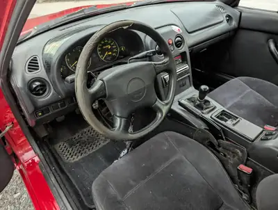 Mazda MX-5 1995 — Roadster culte rouge, mécanique fiable et distribution récente — tableau de bord