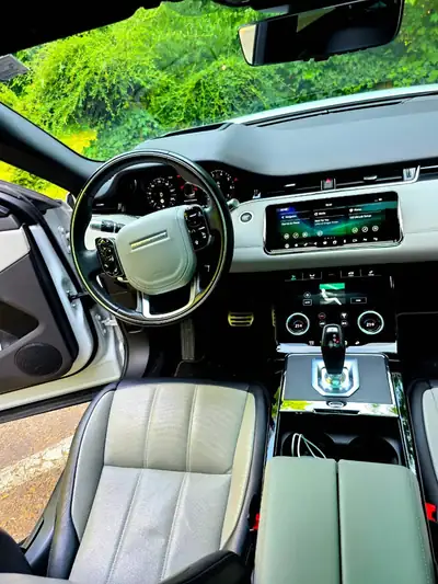 Range Rover Evoque P250 AWD — Hybride essence 250ch, toit panoramique, 70.000 km — Innenraum