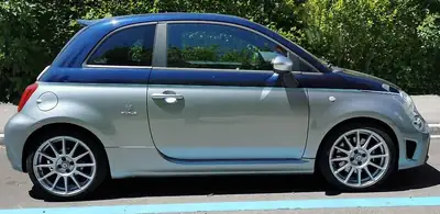 FIAT 500 Abarth Cabriolet 2018 — Italienne sportive décapotable, moteur gonflé 180 ch — fianco