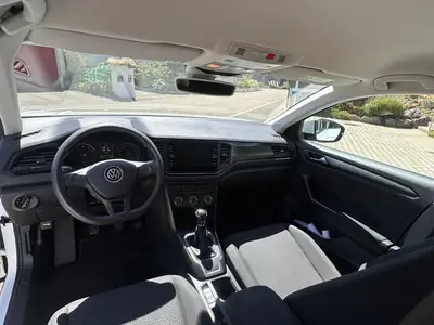 VW T-Roc 2021 — SUV compact blanc bien entretenu, frelaté MFK + pneus neufs — Seitenansicht