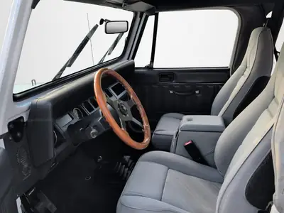 Jeep Wrangler Laredo 1992 — Légendaire 4x4 avec moteur 6 cylindres et faible kilométrage — Miniature 8
