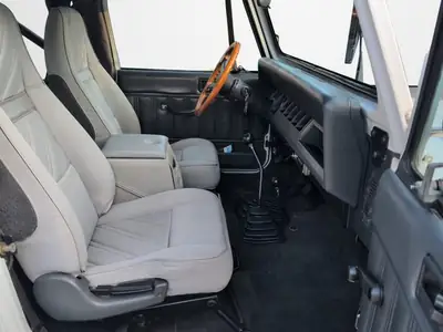 Jeep Wrangler Laredo 1992 — Légendaire 4x4 avec moteur 6 cylindres et faible kilométrage — Miniature 9