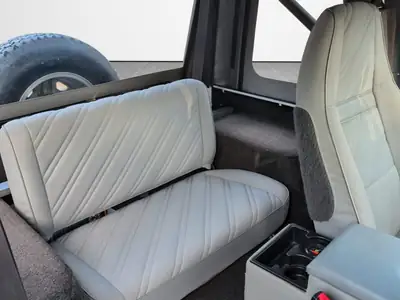 Jeep Wrangler Laredo 1992 — Légendaire 4x4 avec moteur 6 cylindres et faible kilométrage — Miniature 10