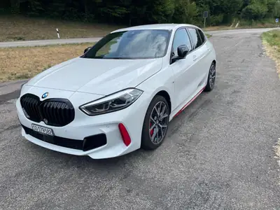 BMW Série 1 2021 — Berline compacte 265 ch, transmission automatique et design premium — vista esterna